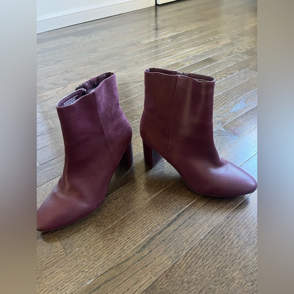 Ann Taylor Embossed Rich Burgundy Block Heel Booties Ankle Boots- SZ 7.5 - Picture 4 of 7